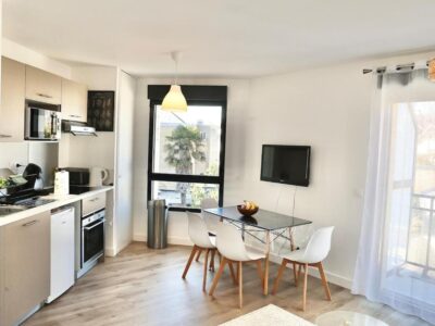 LA PERDRIX : À 2 min de la plage, avec balcon et parking privé : tout pour un séjour réussi